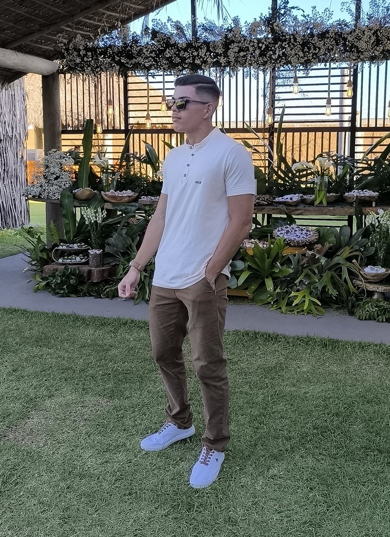 Artur Gabriel em um jardim, de camiseta clara